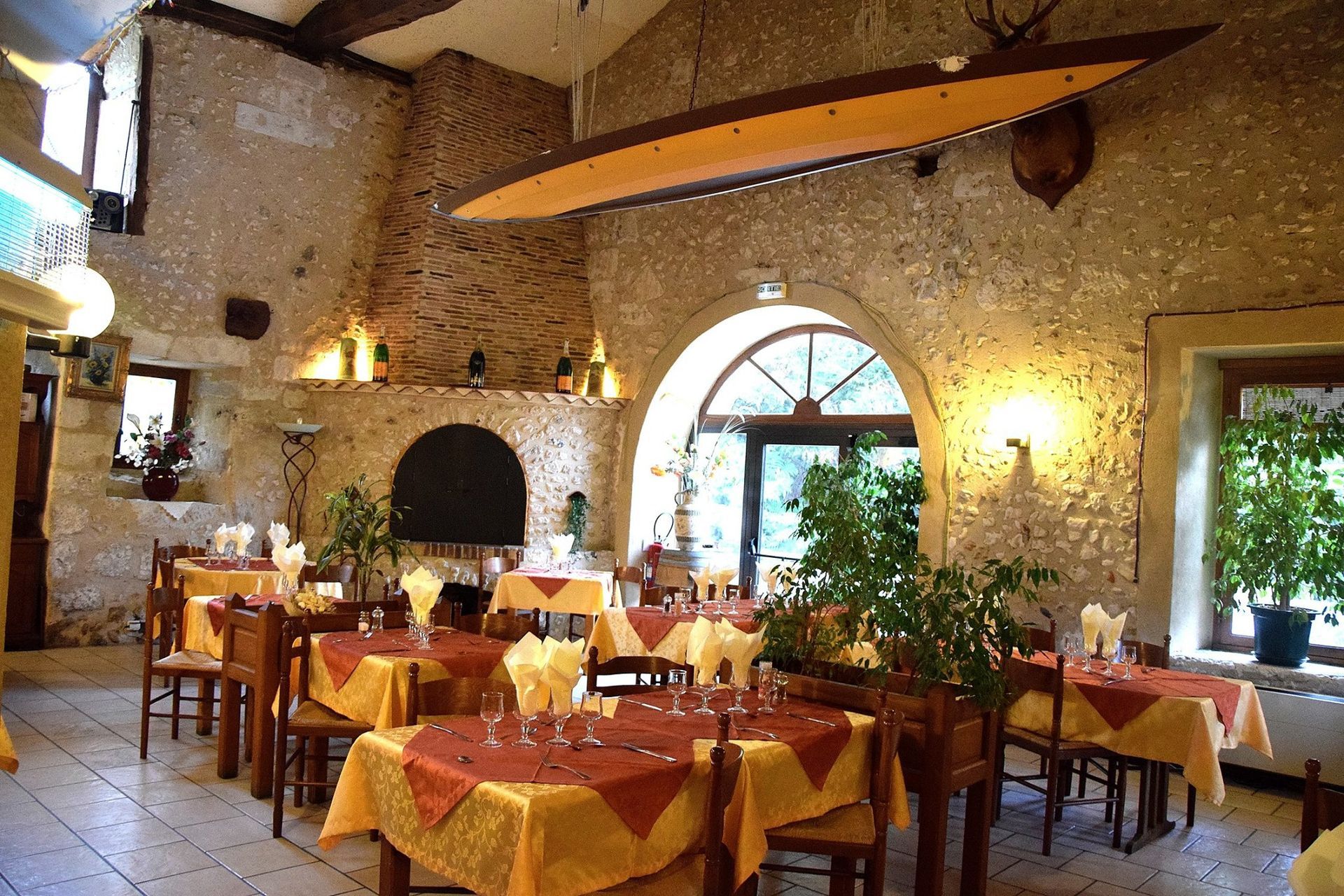 Une Auberge Restaurant Situ E Dans La Ville De Coursac