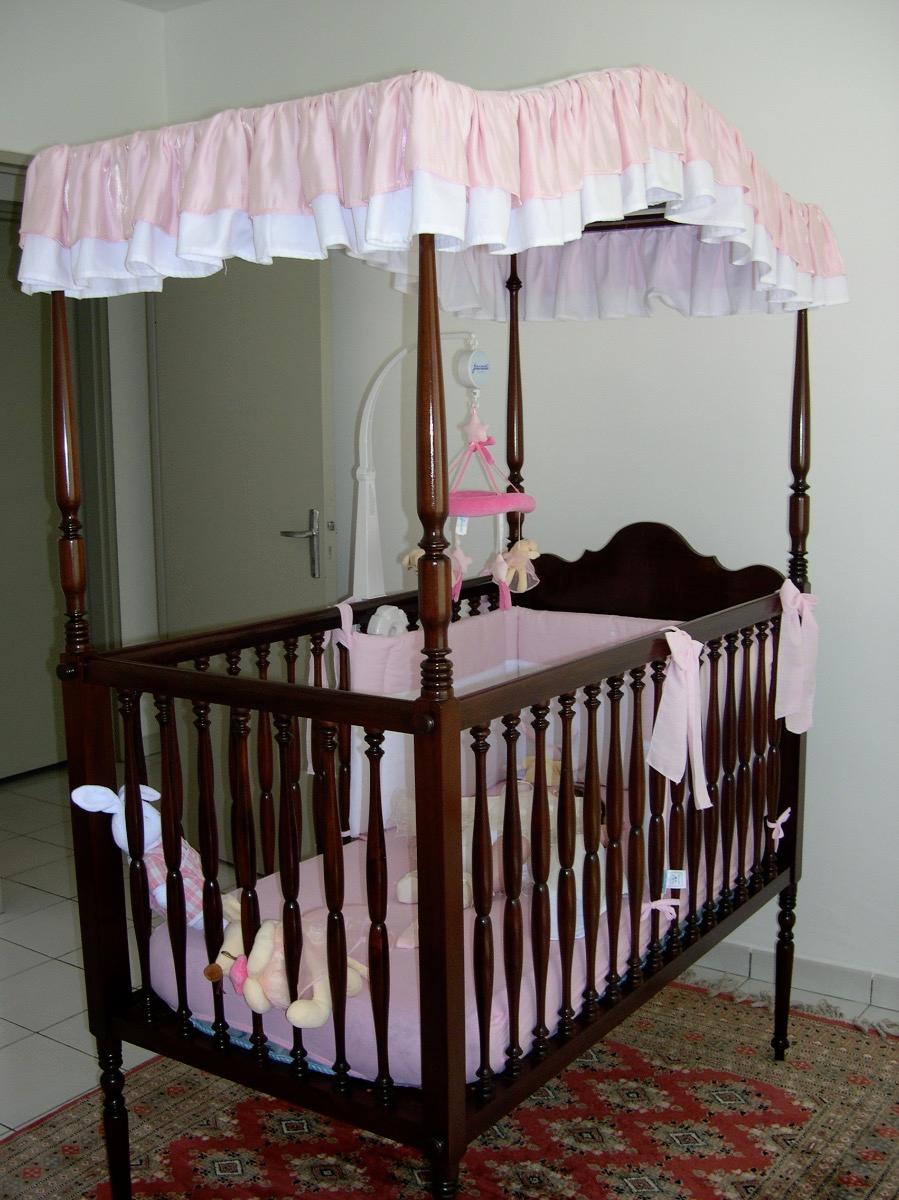 Lit de bébé à baldaquin avec tissus roses