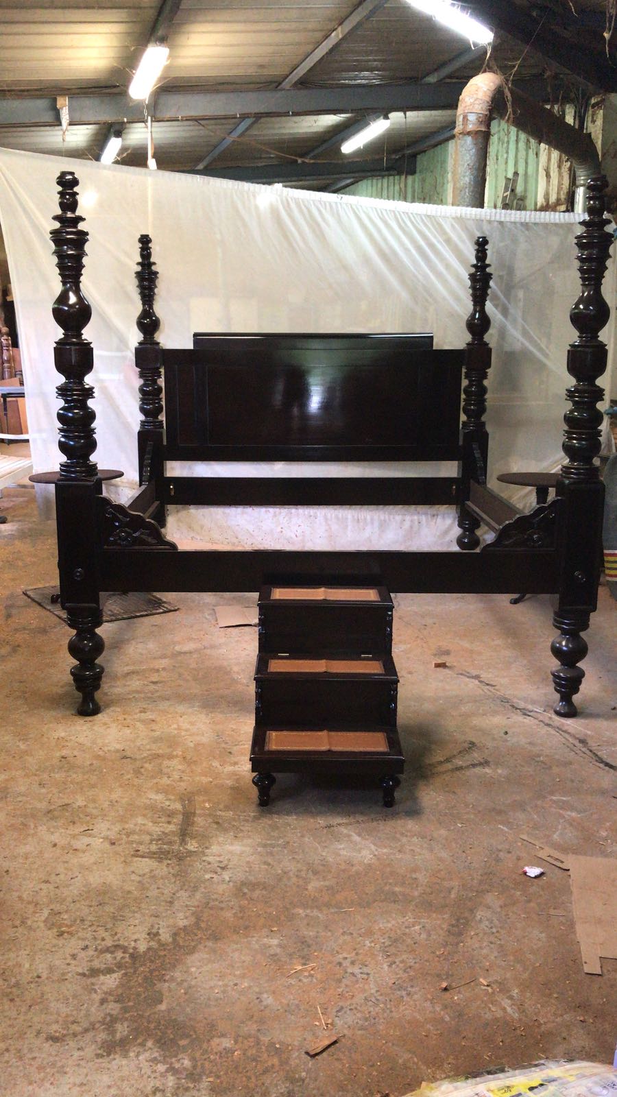 Lit à colonnes noir avec petit escalier