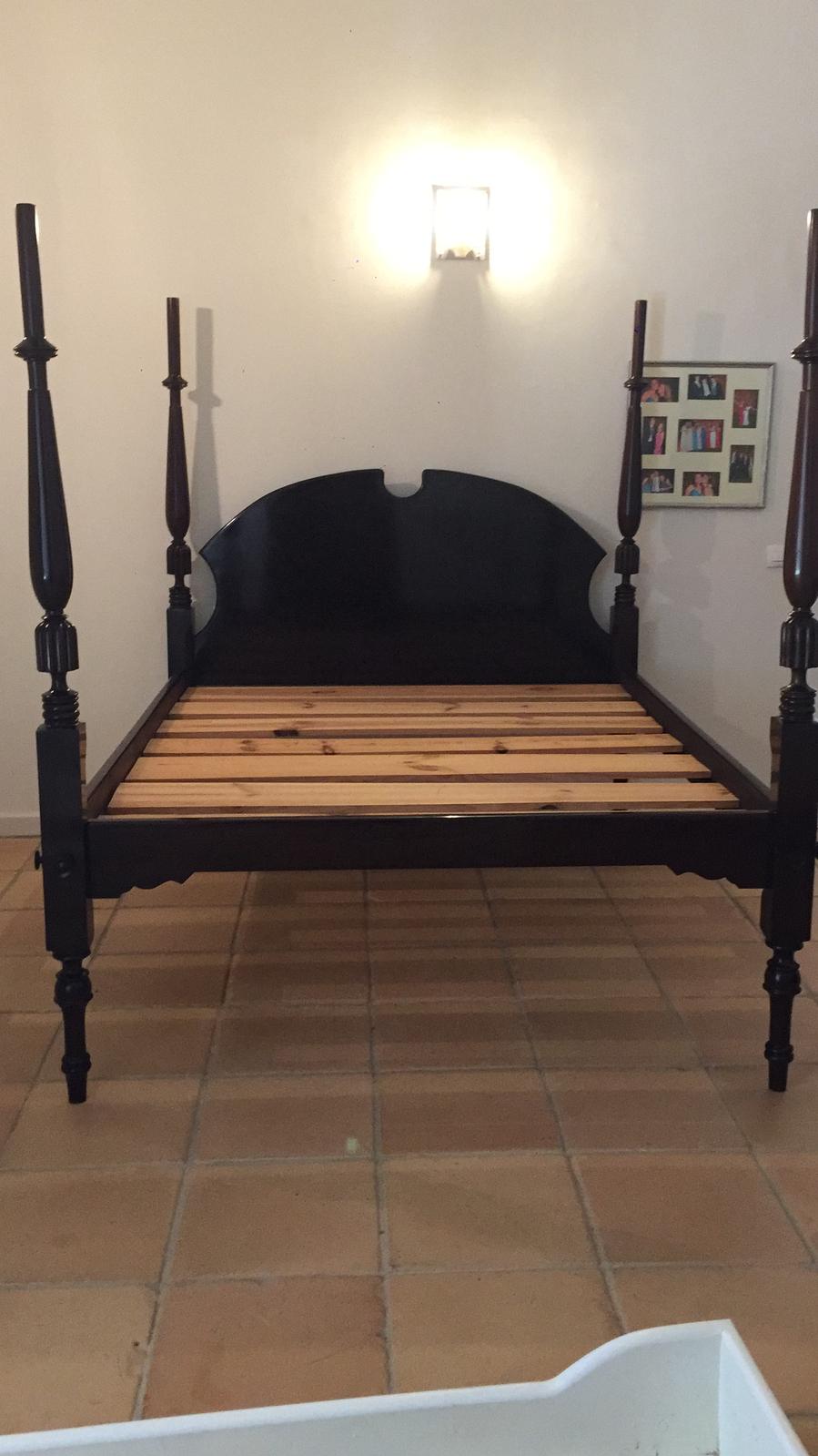 Lit à baldaquin sans matelas sur carrelage marron