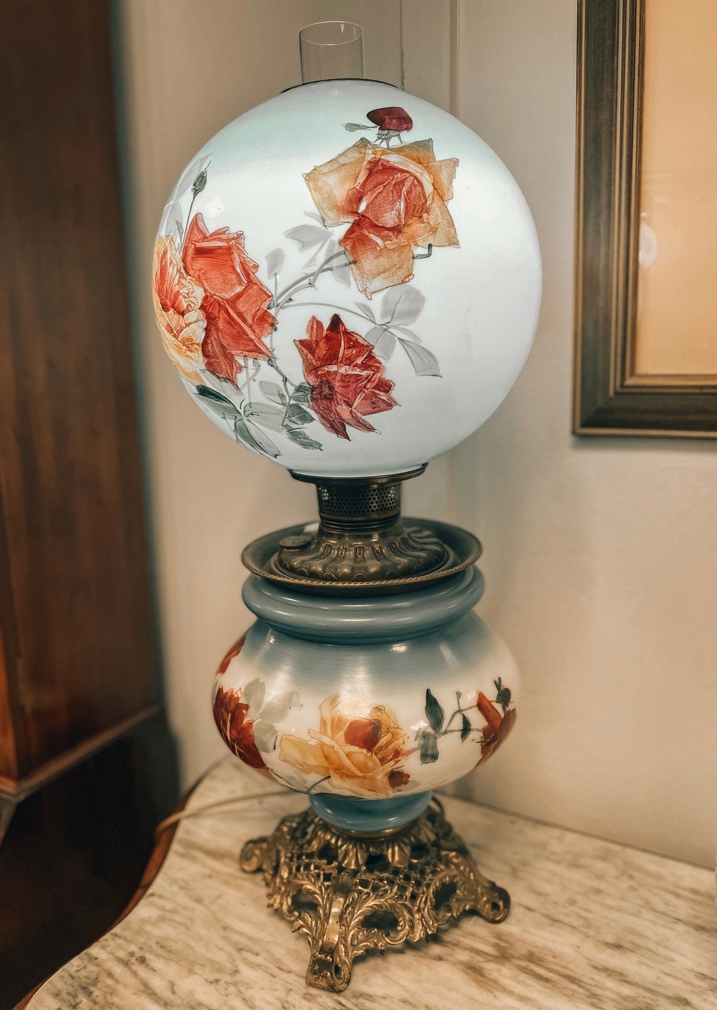 Lampe blanche et fleurie avec séparateur central