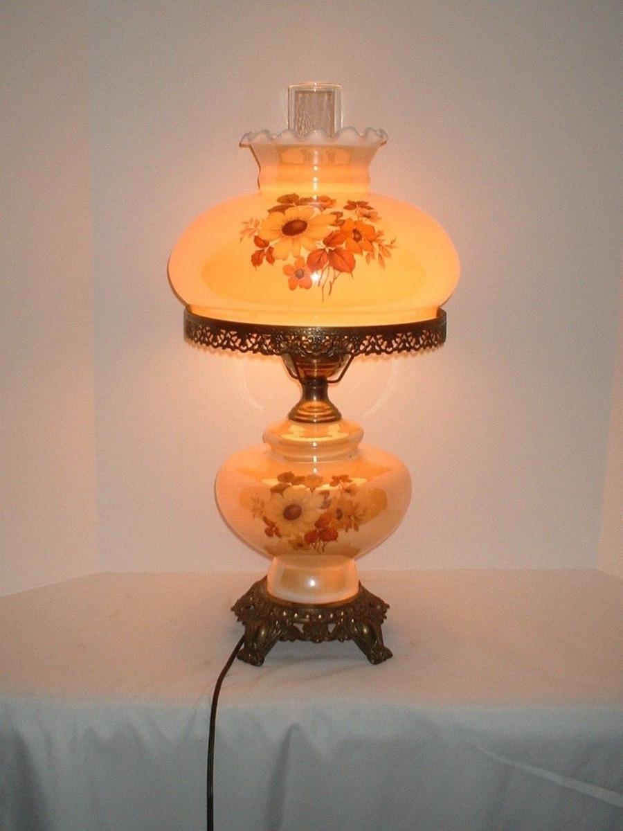 Lampe allumée de forme ronde et avec des motifs de fleurs