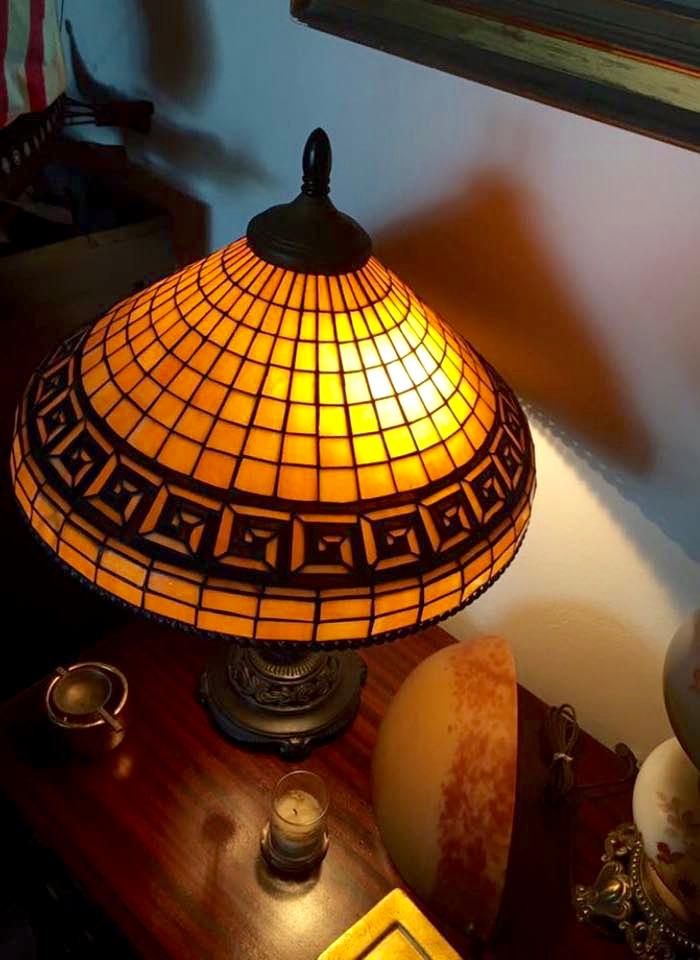 Lampe allumée avec abat-jour quadrillé et à motifs