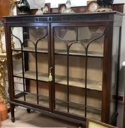 Meuble à vitrine vide avec la clé dans la serrure