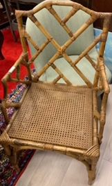 Siège en bois simple sur un tapis rose