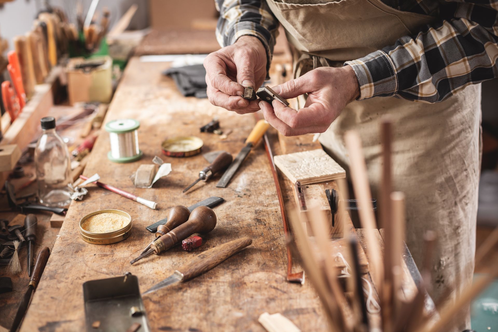 Ébéniste travaillant sur son établi