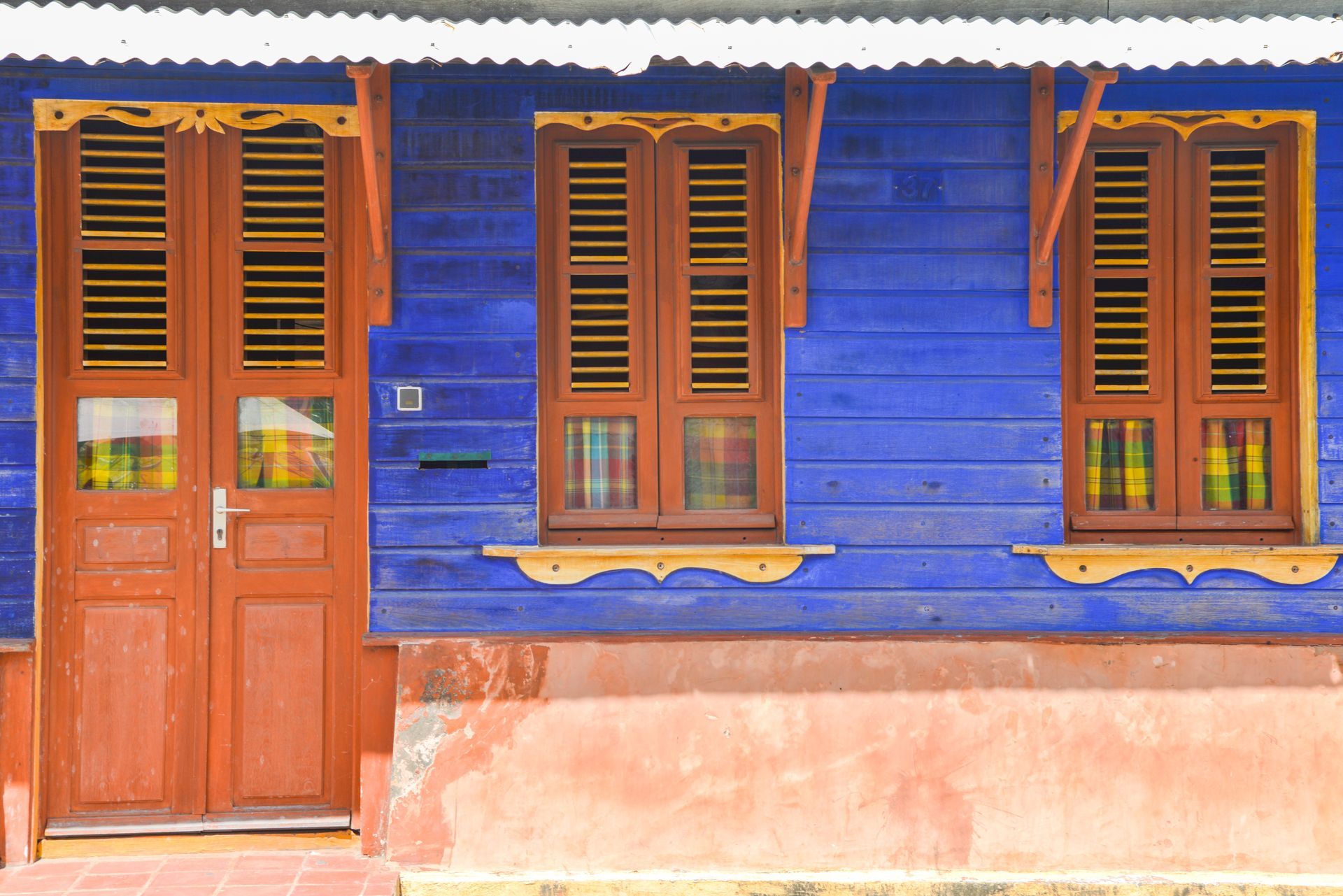 Façade bleue d'une maison en Martinique