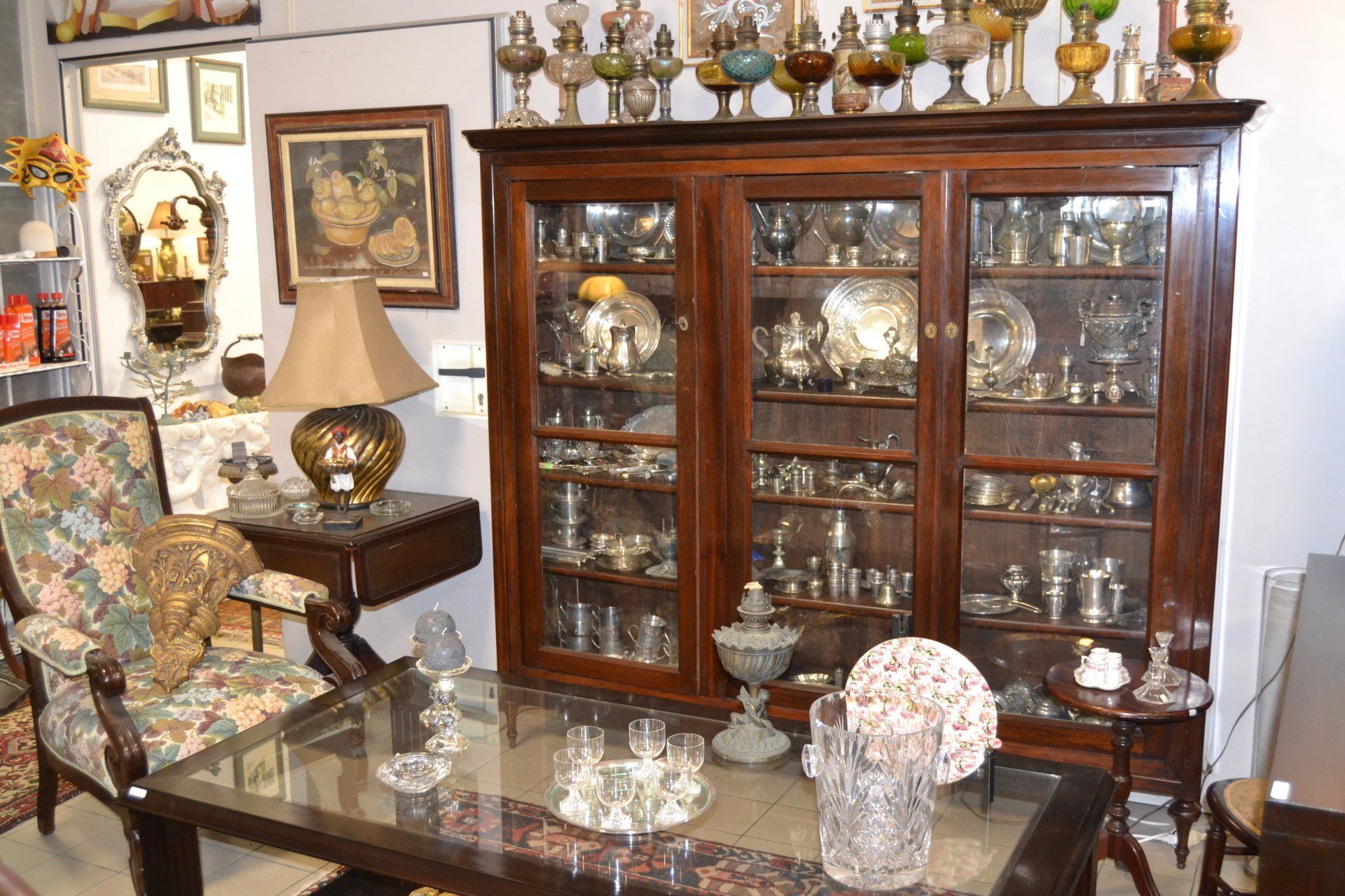 Photo de l'intérieur d'une boutique d'antiquaire