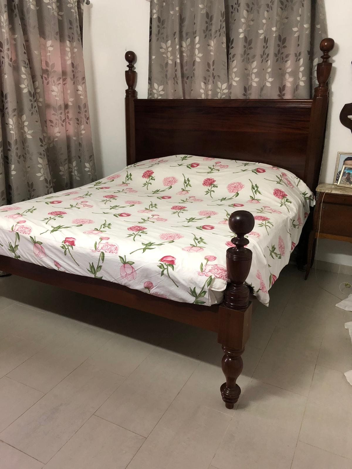 Lit à colonnes avec un drap fleuri