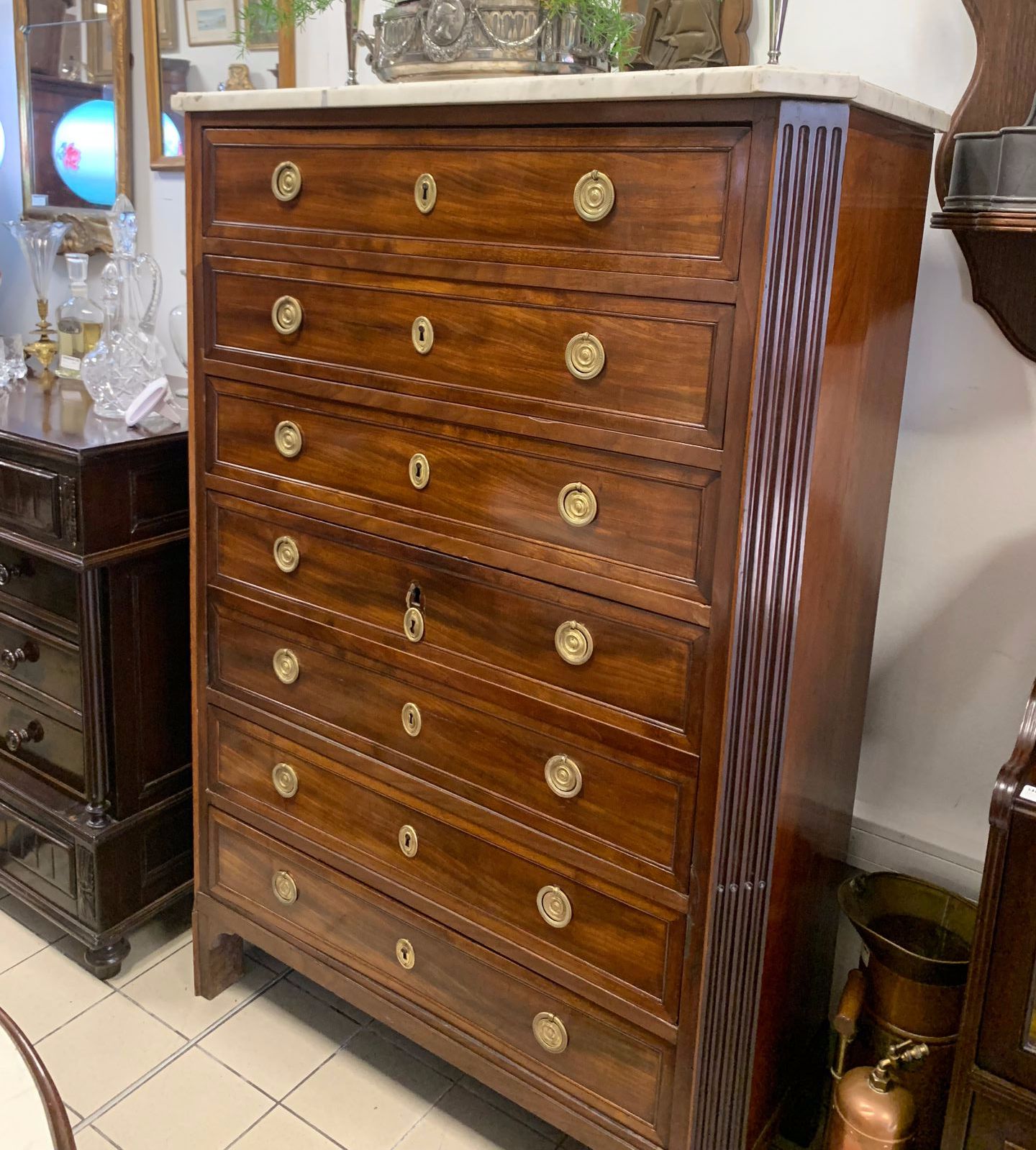 Commode vernie de bonne qualité à côté d'une plus petite commode