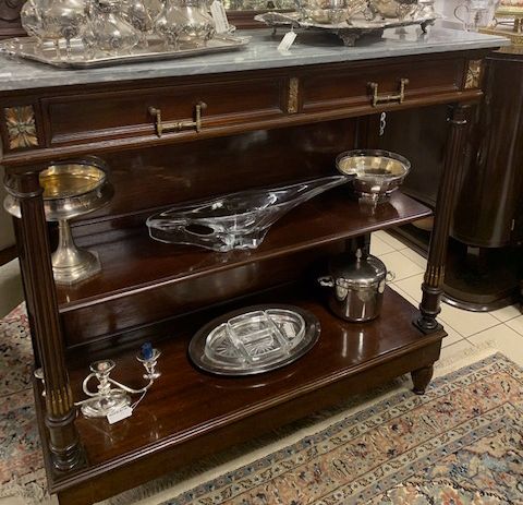 Console de style colonial de forme rectangulaire, de couleur sombre avec de l'argenterie dessus