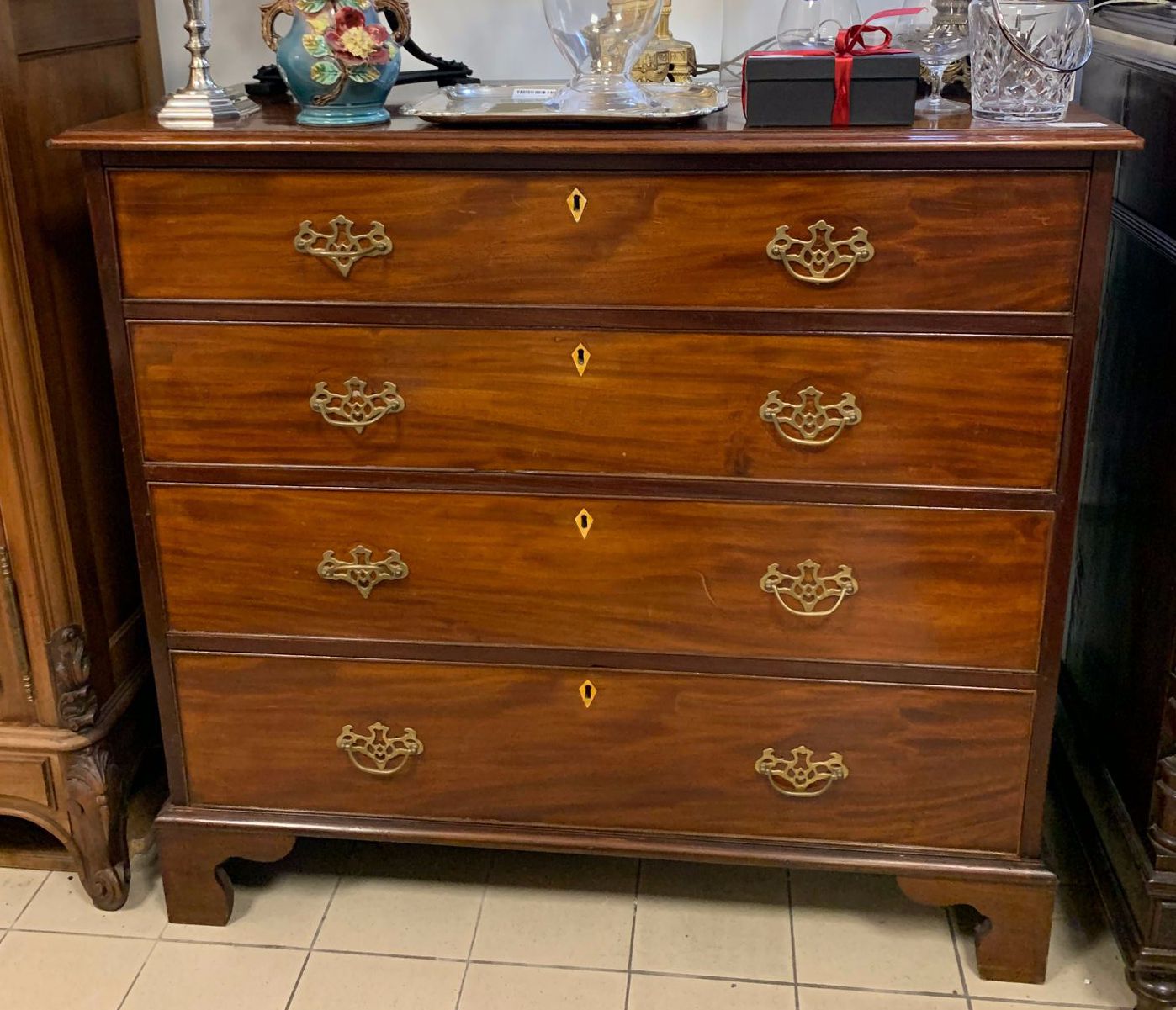 Grande commode de couleur claire avec tiroirs dorés