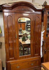 Plusieurs meubles autour d'une console