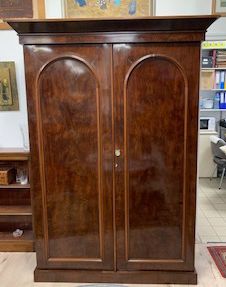 Grande armoire vernie avec serrure dorée