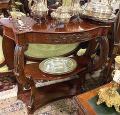 Console de style caribéen avec argenterie et pieds courbés