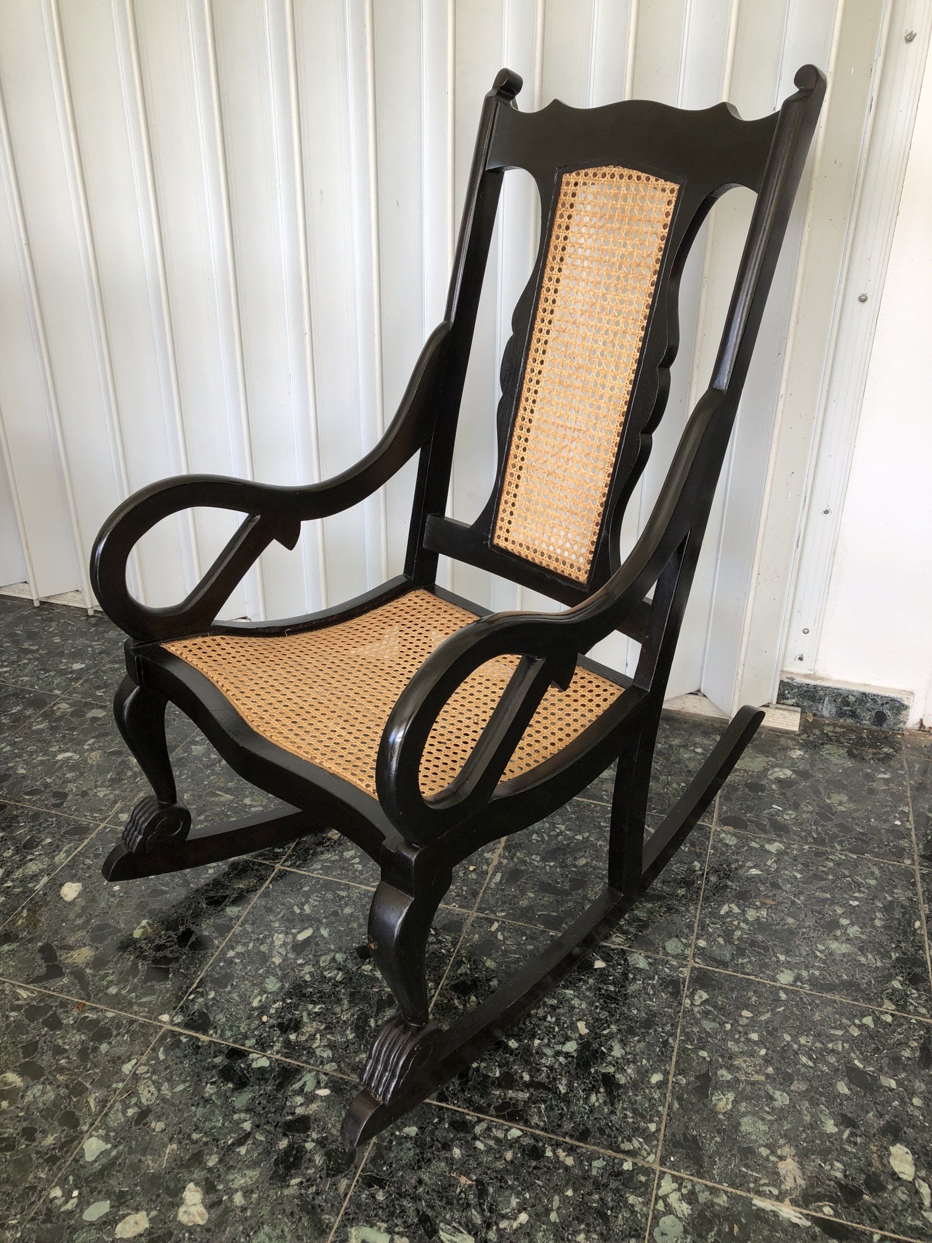 Siège de couleur sombre avec une assise claire
