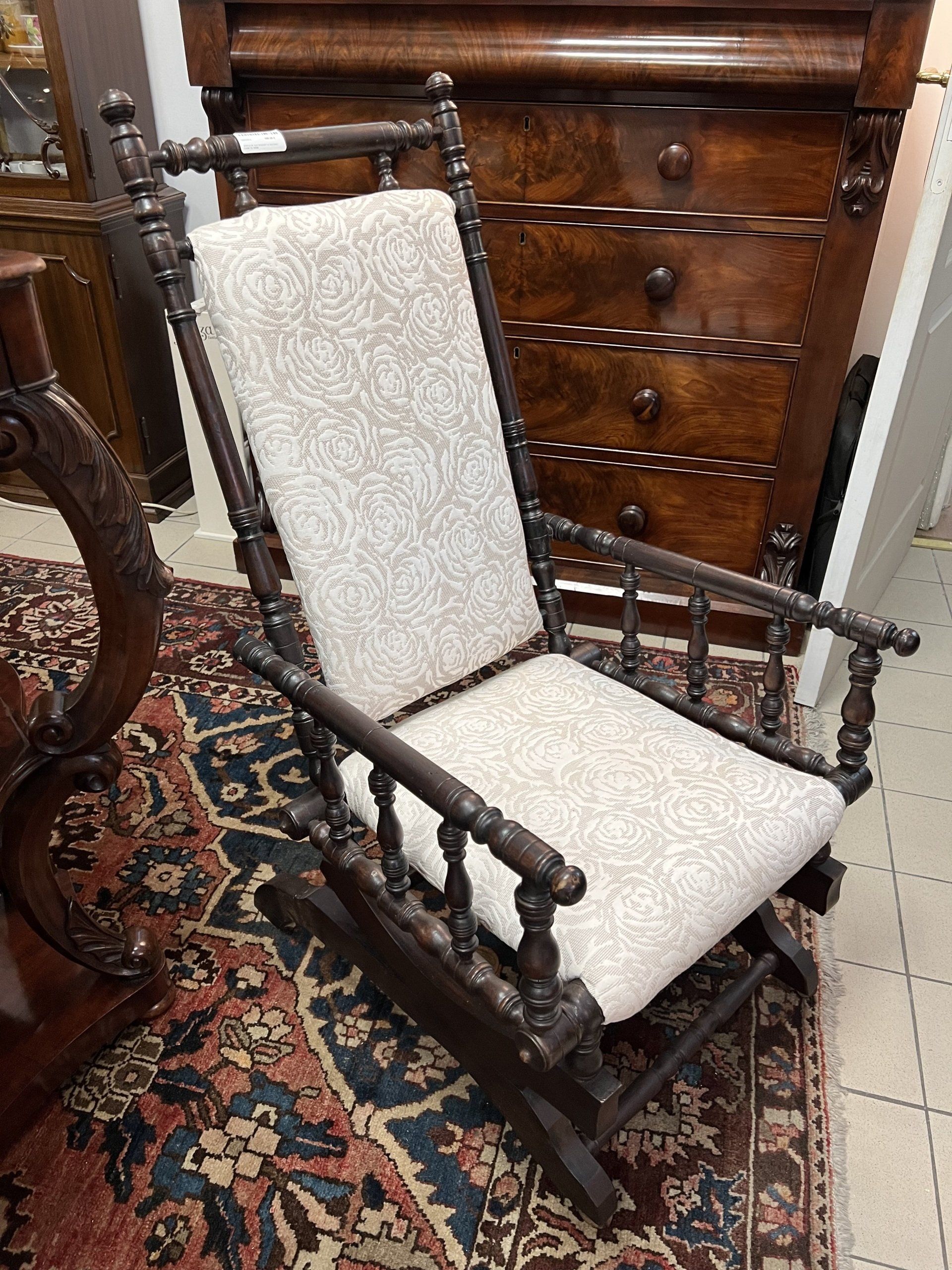 Siège confortable de couleur sombre à la tapisserie blanche