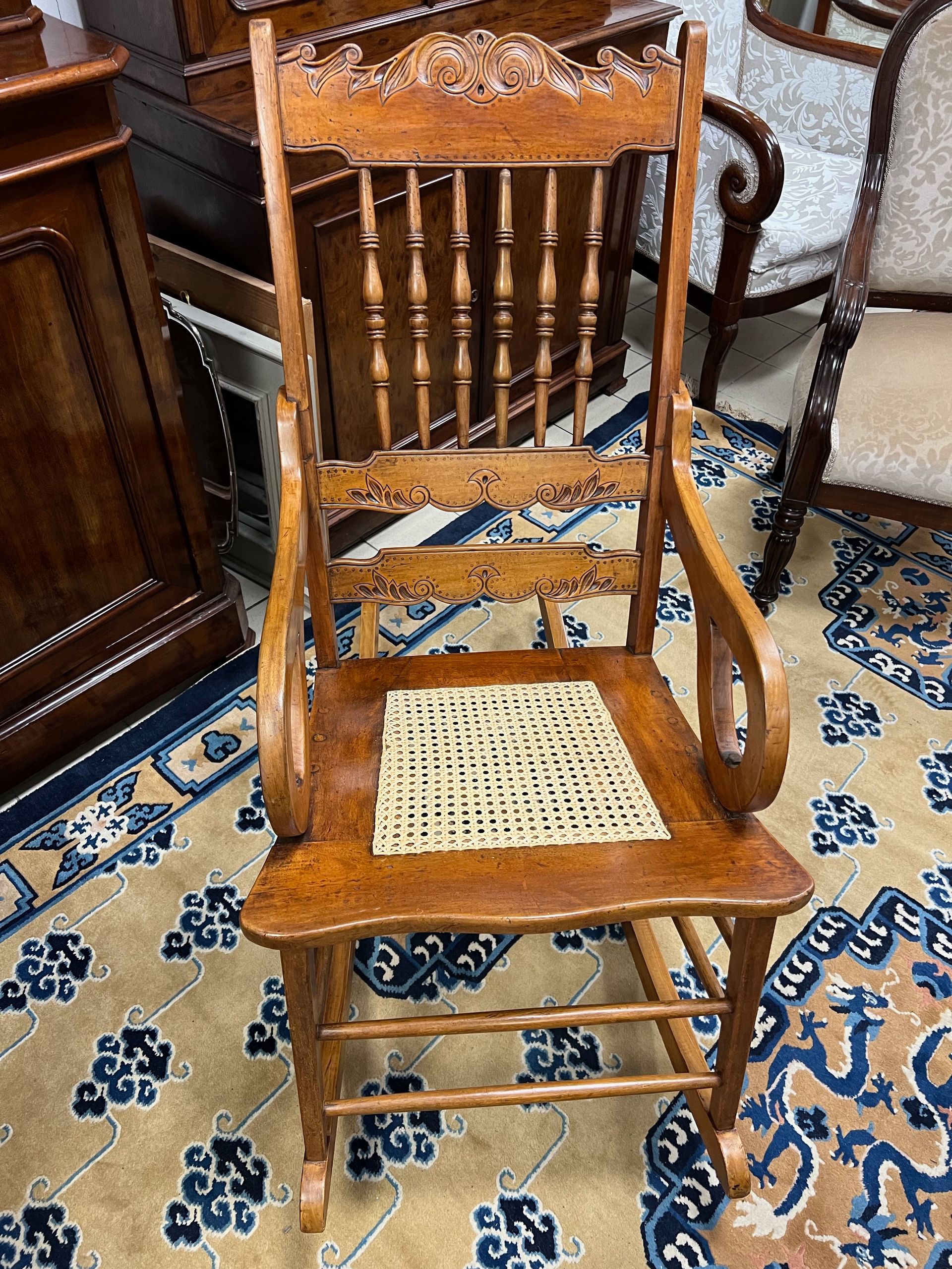 Siège de style colonial sur un tapis bleu et jaune