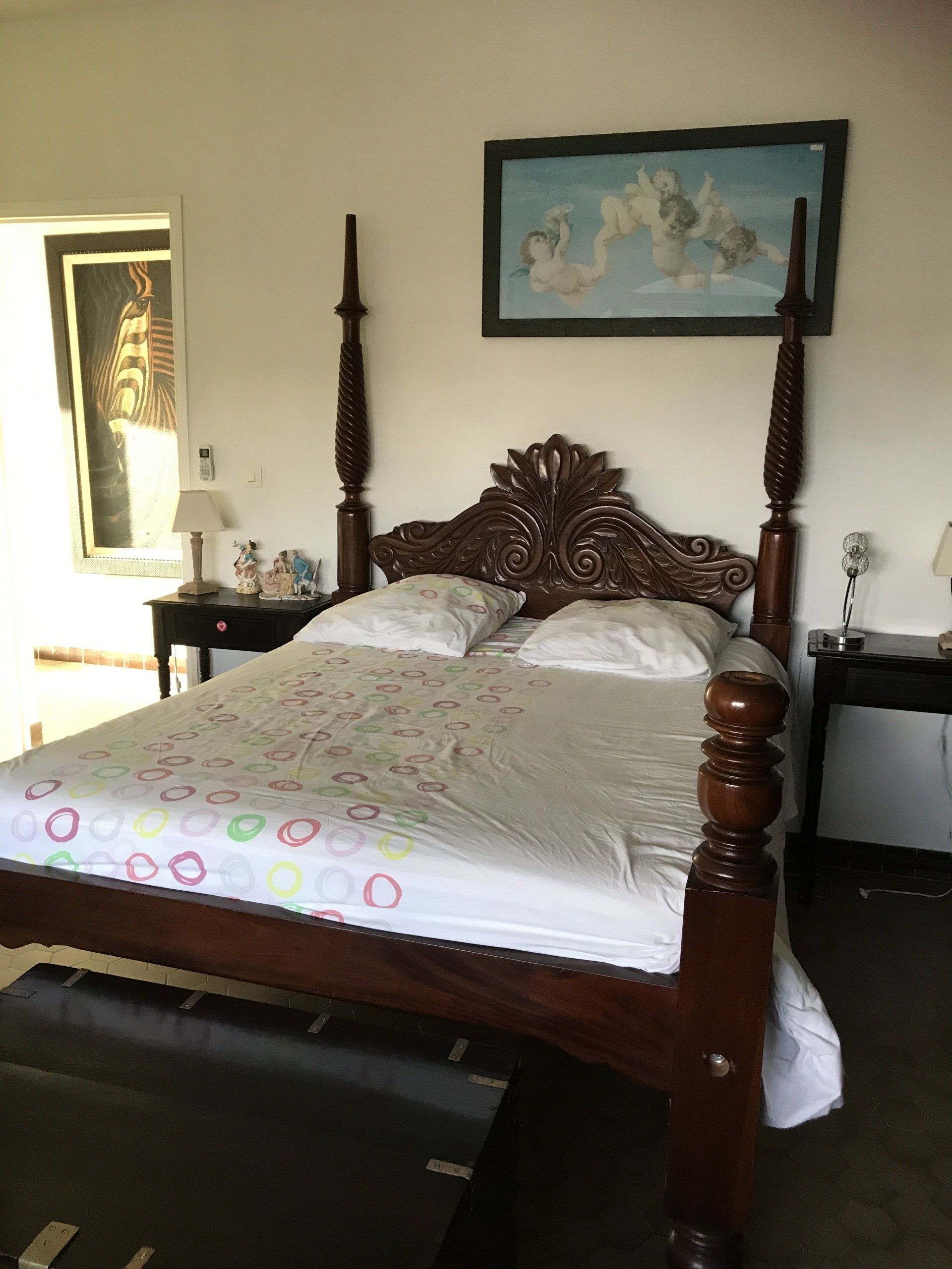 Lit à colonnes avec drap à motif