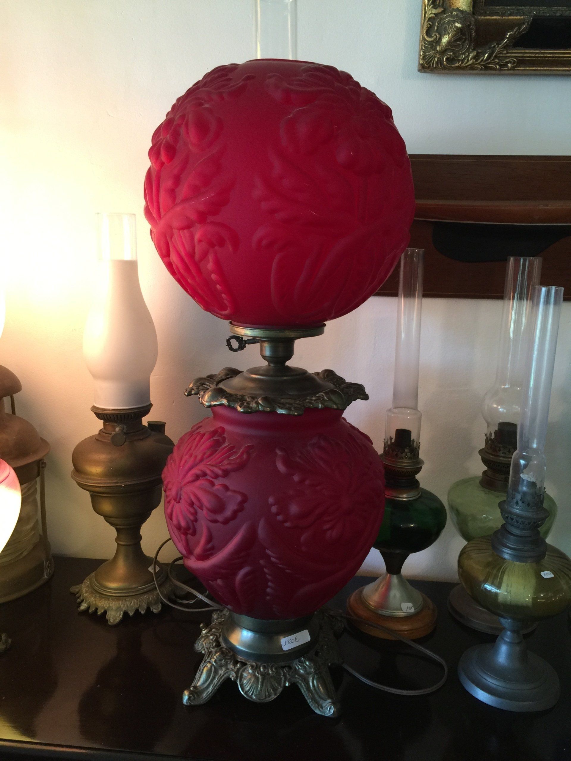 Belle lampe bordeaux avec un séparateur central