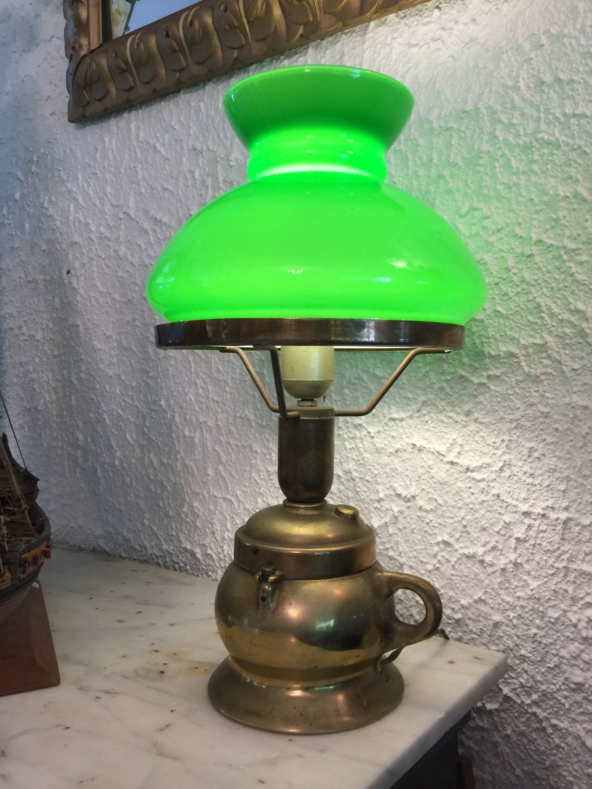 Petite lampe avec abat-jour translucide vert