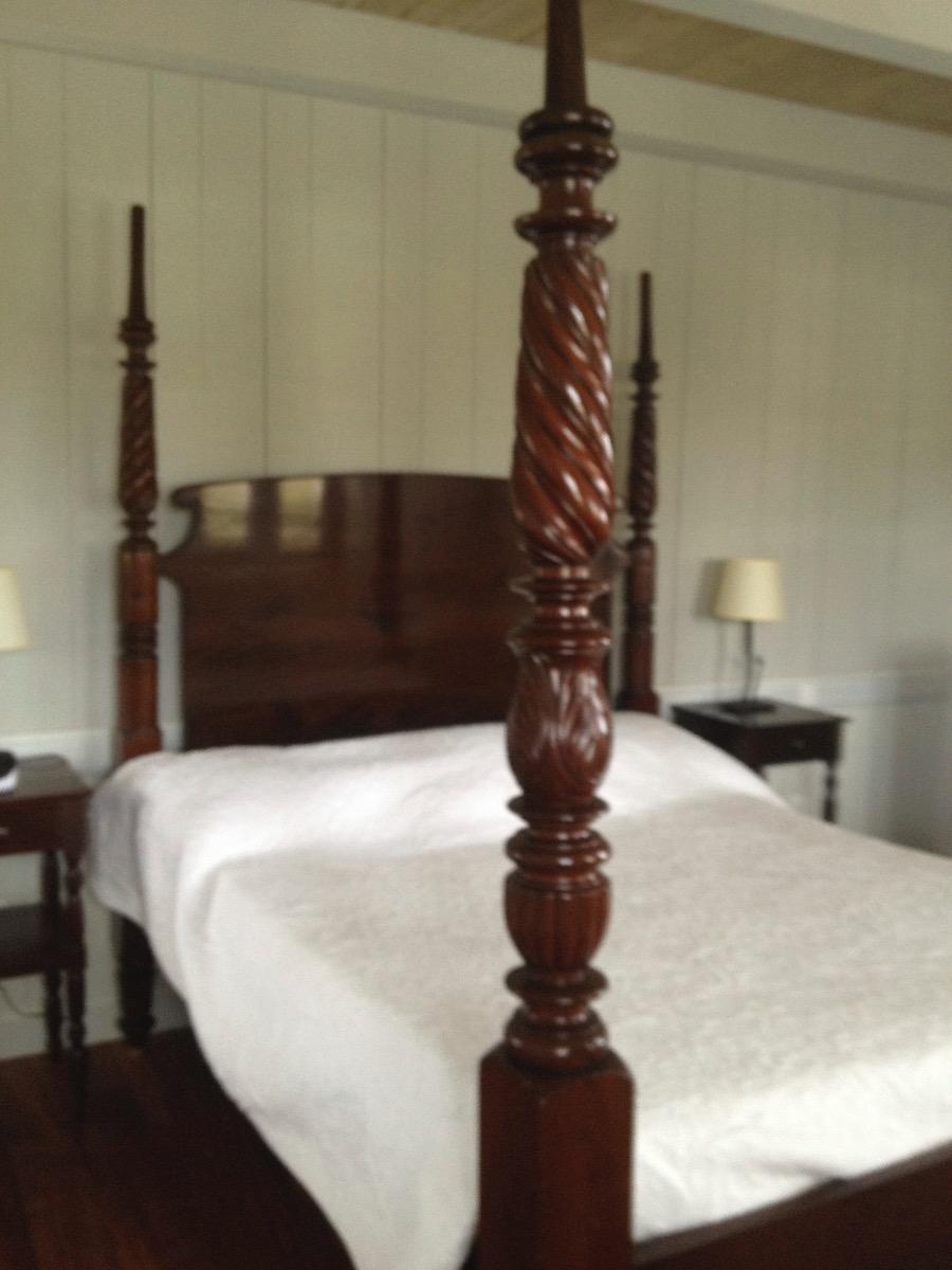 Lit à baldaquin avec double table de nuit et lampes