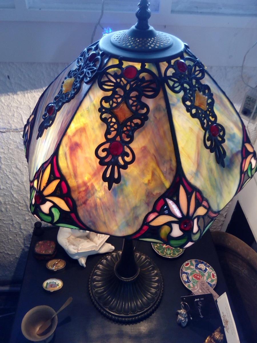 Lampe avec bel abat-jour dégradé et fleuri