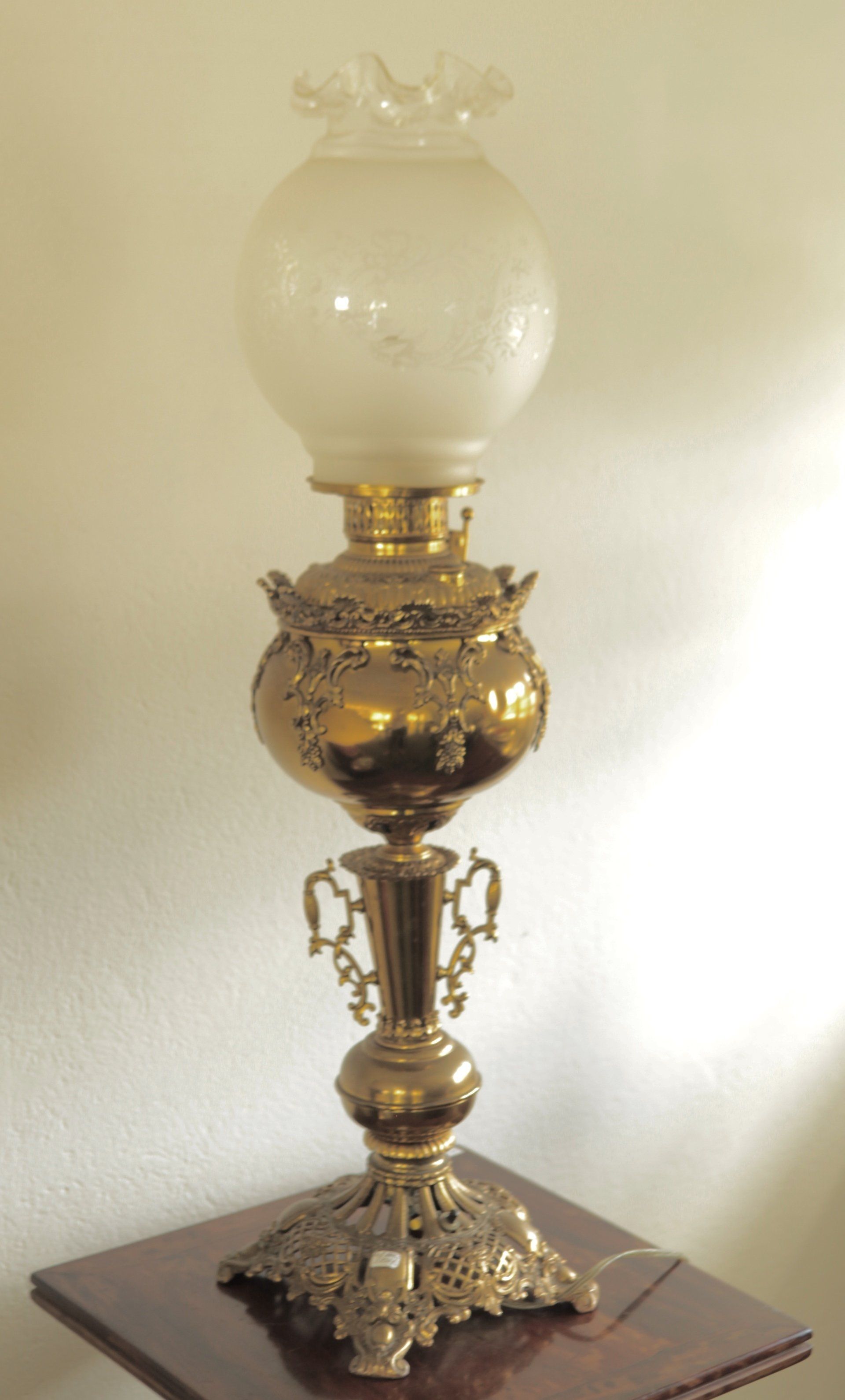 Belle lampe de style ancien, dorée