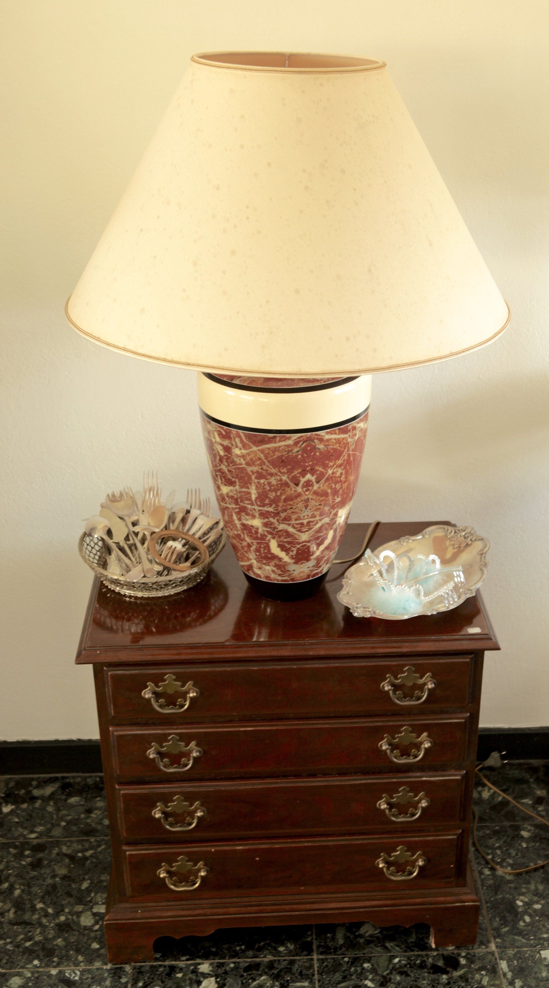 Table avec lampe style marbre et argenterie