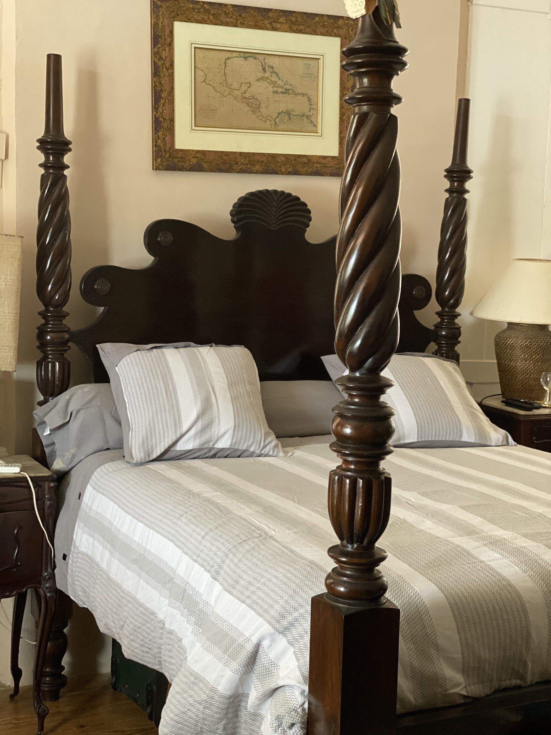 Lit à colonnes avec des draps rayés