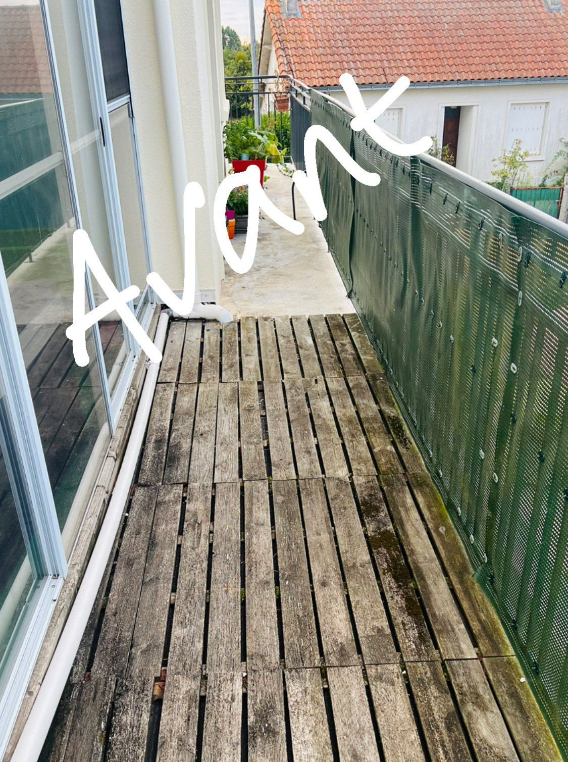 rénovation d'un balcon terrasse avec dalles en pin classe 4 posées en damier avant