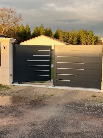 Portail battant 2 vantaux aluminum modèle plein avec ses profils listels en décoration