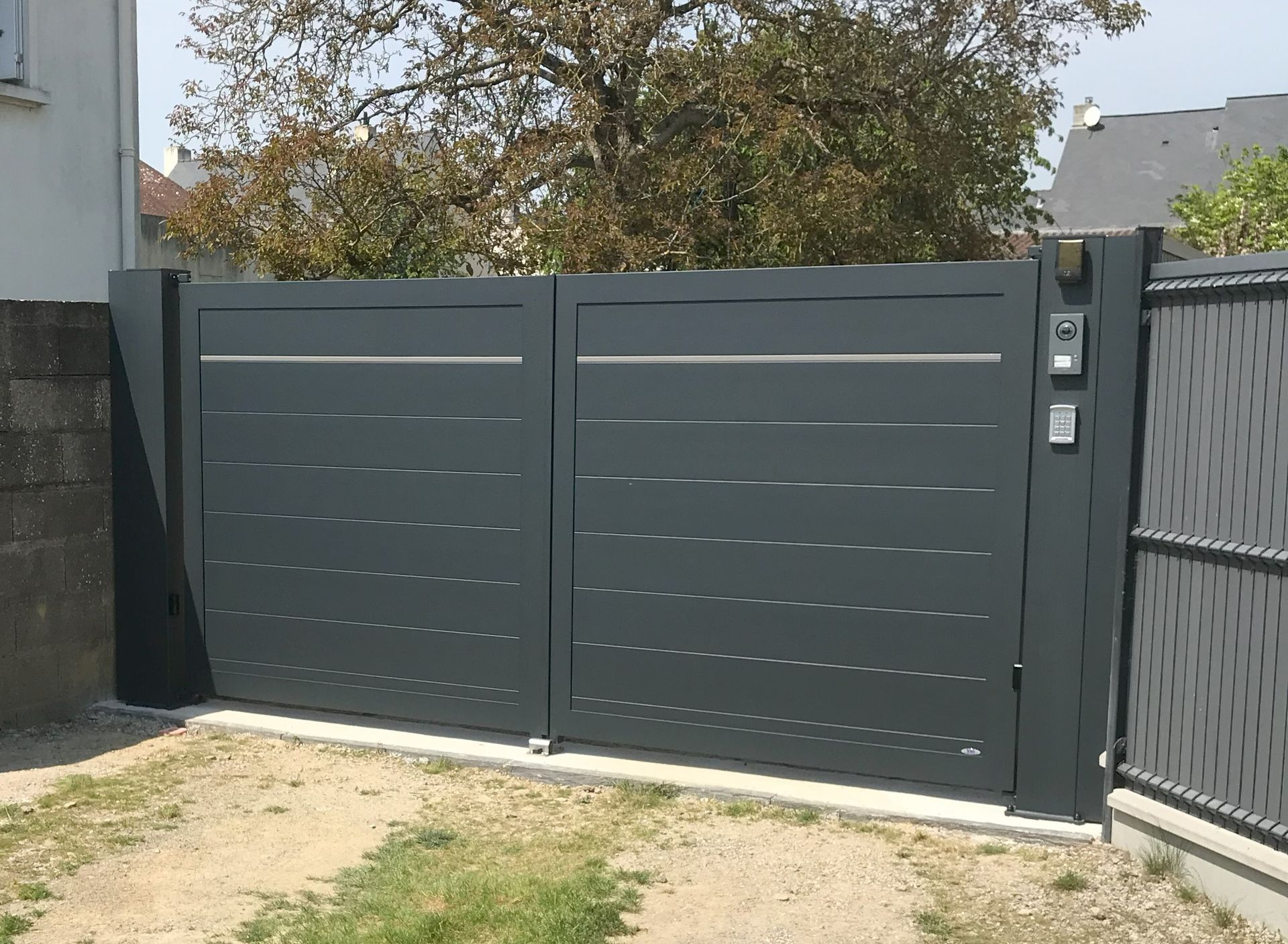 Portail battant 2 vantaux vue extérieur