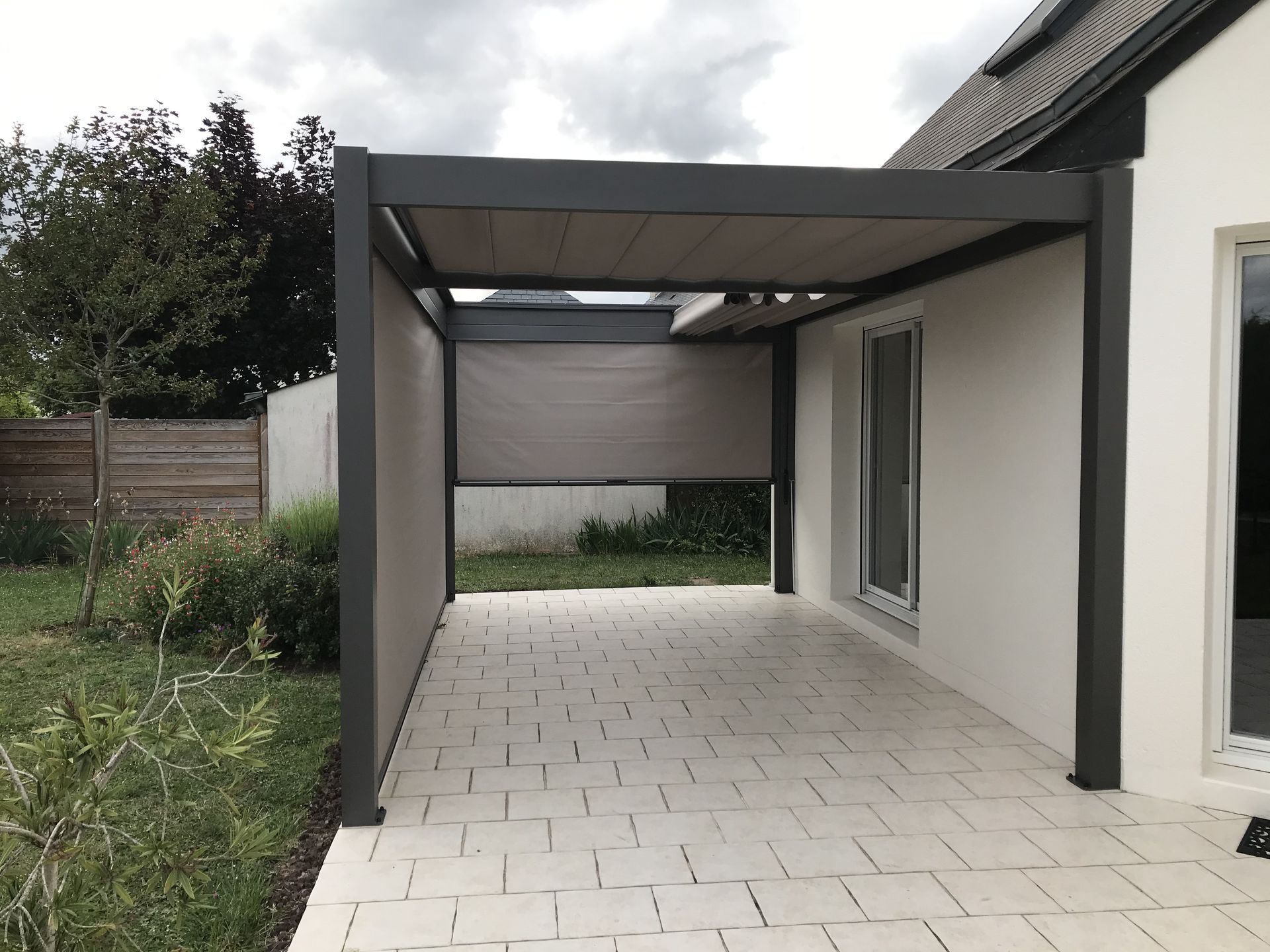 Pergola avec structure aluminium avec deux toiles vélum et ses deux stores verticaux manuels type ZipTrak