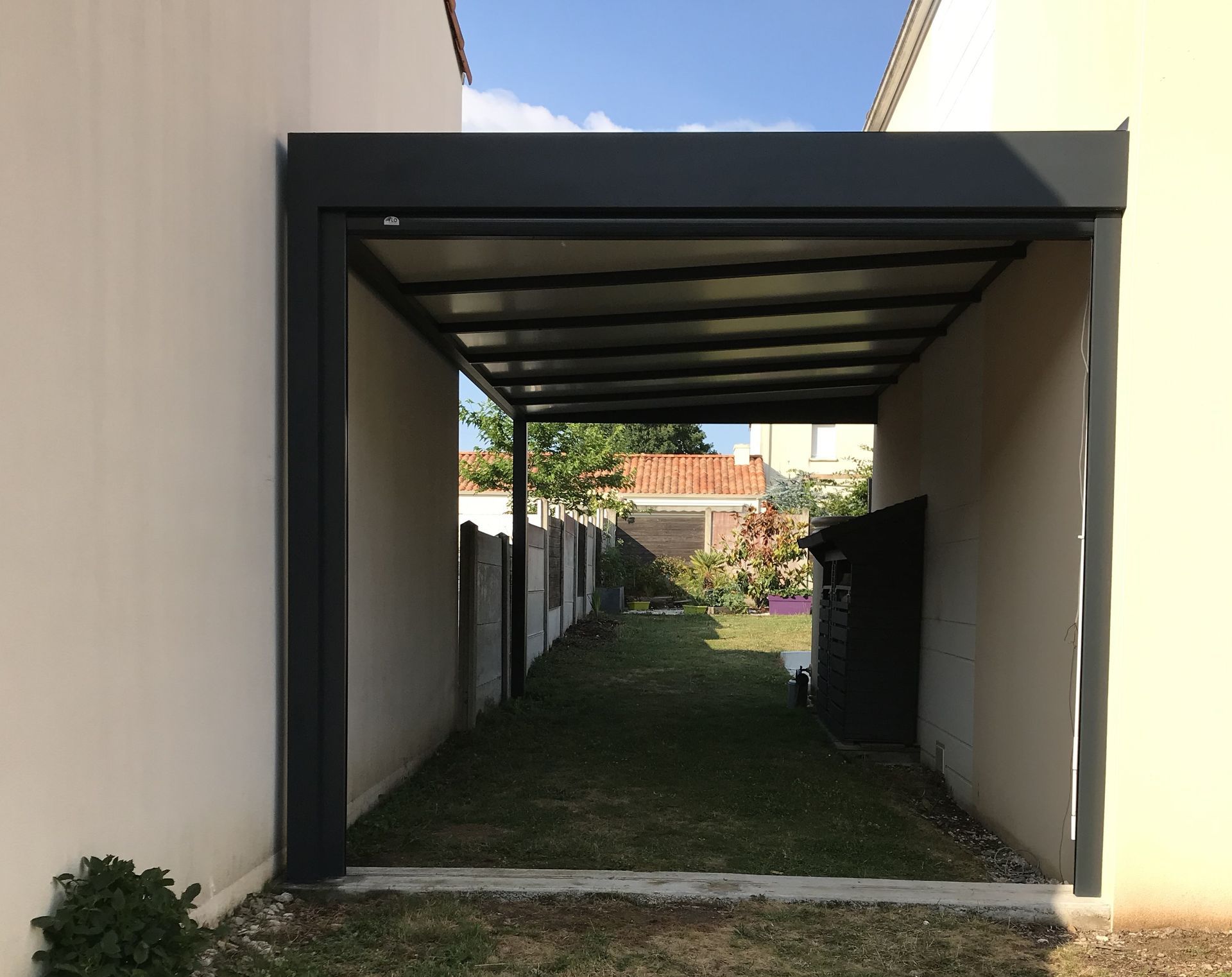 carport pour camion aménagé avec toiture opale en plexiglass