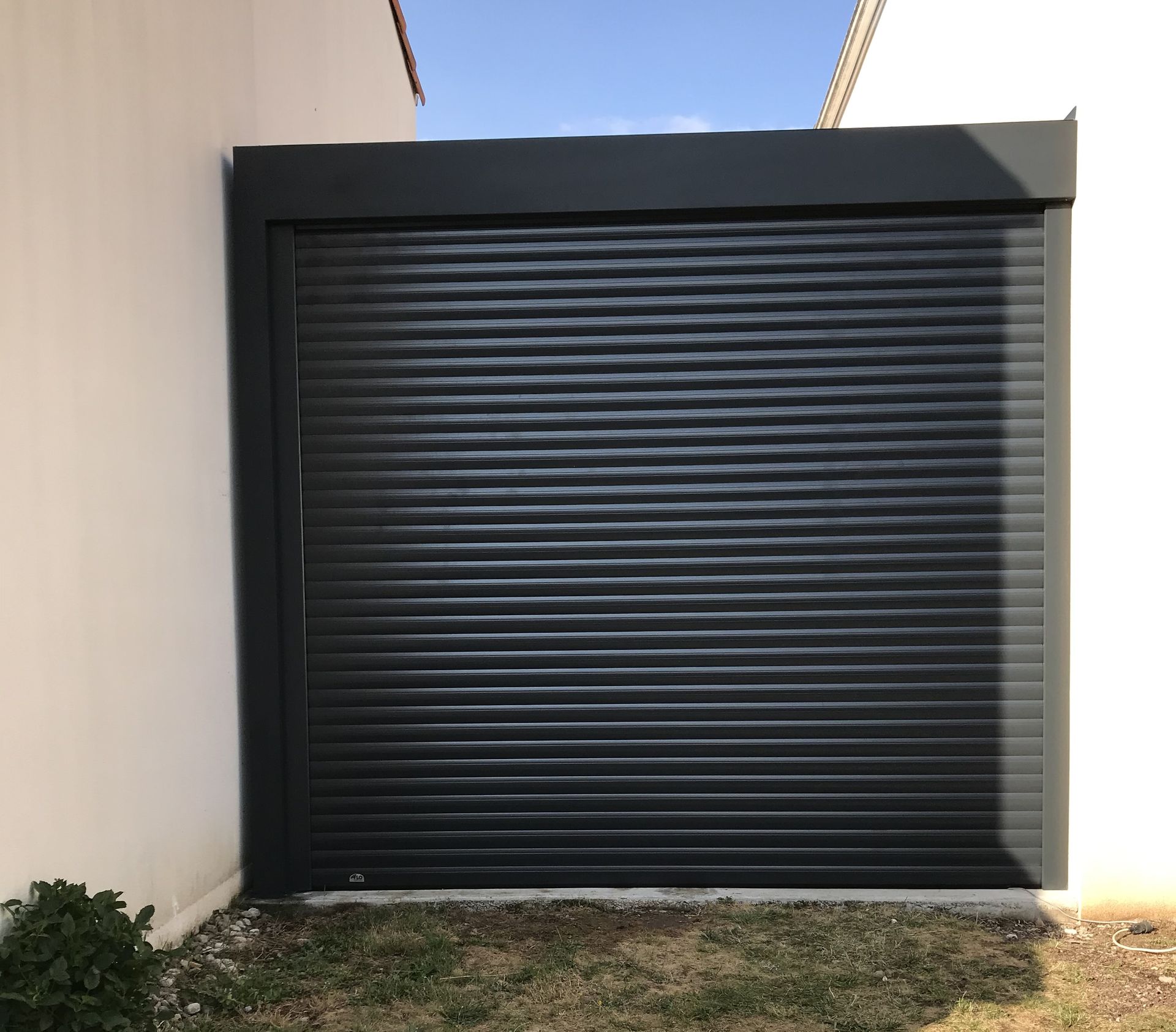porte de garage à enroulement en lames aluminium 70 mm isolées pour la fermeture d'un carport