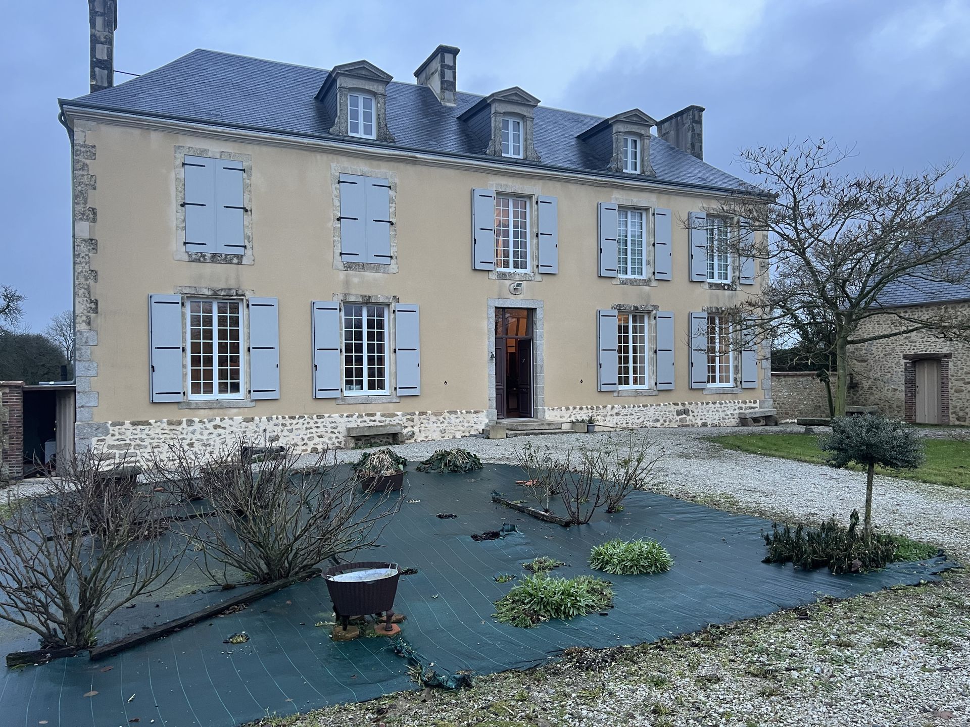 Volets battants motorisés sur gonds en aluminium