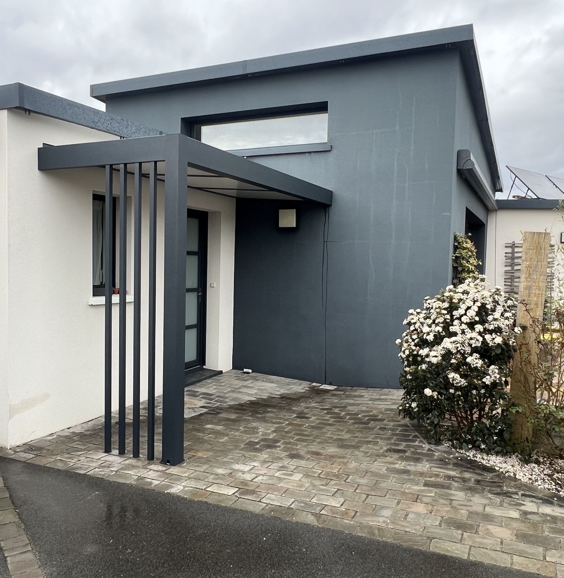 Marquise auvent en structure aluminium et ses barreaux verticaux