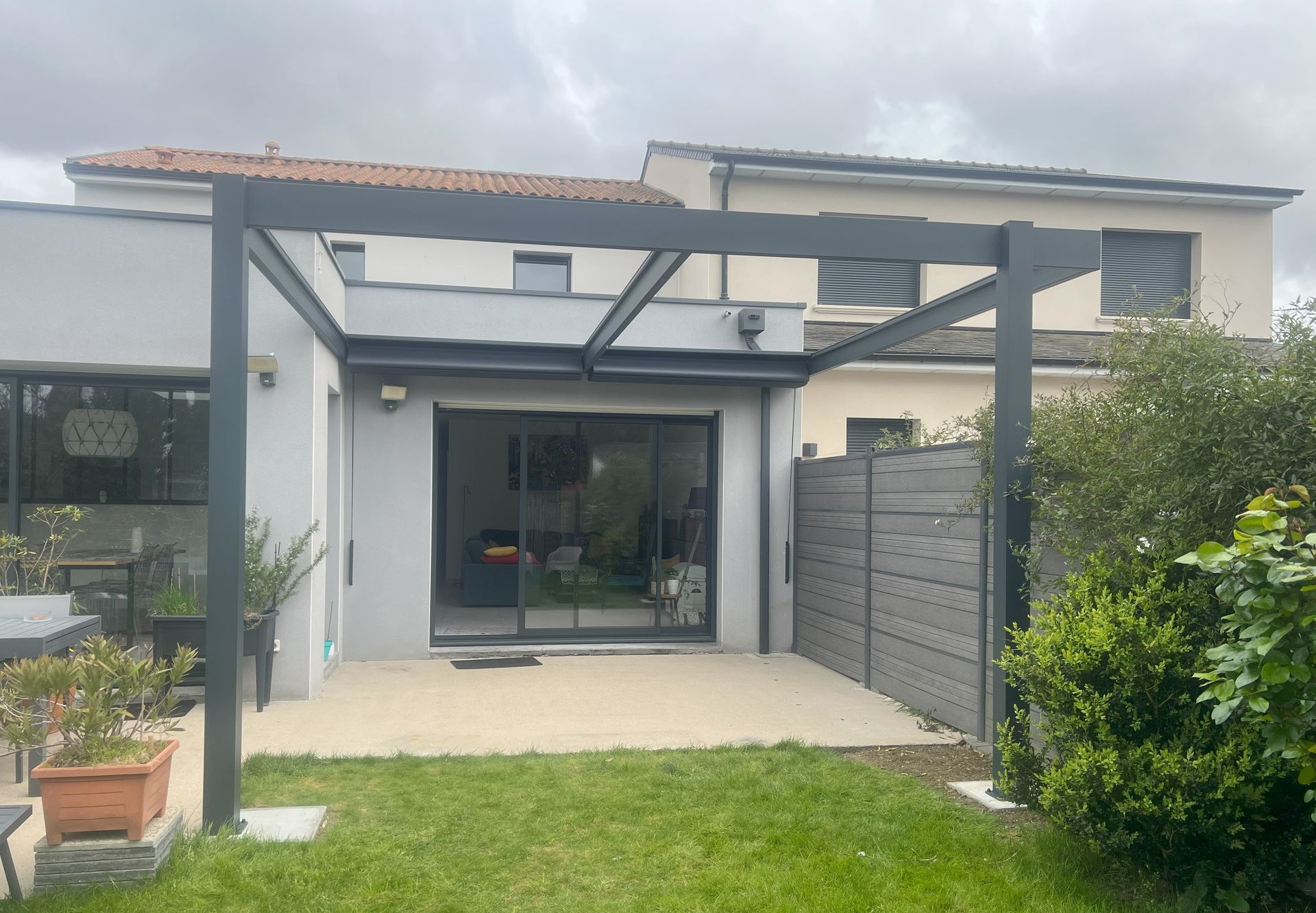 Pergola avec couverture à lames rétractables ouvertes