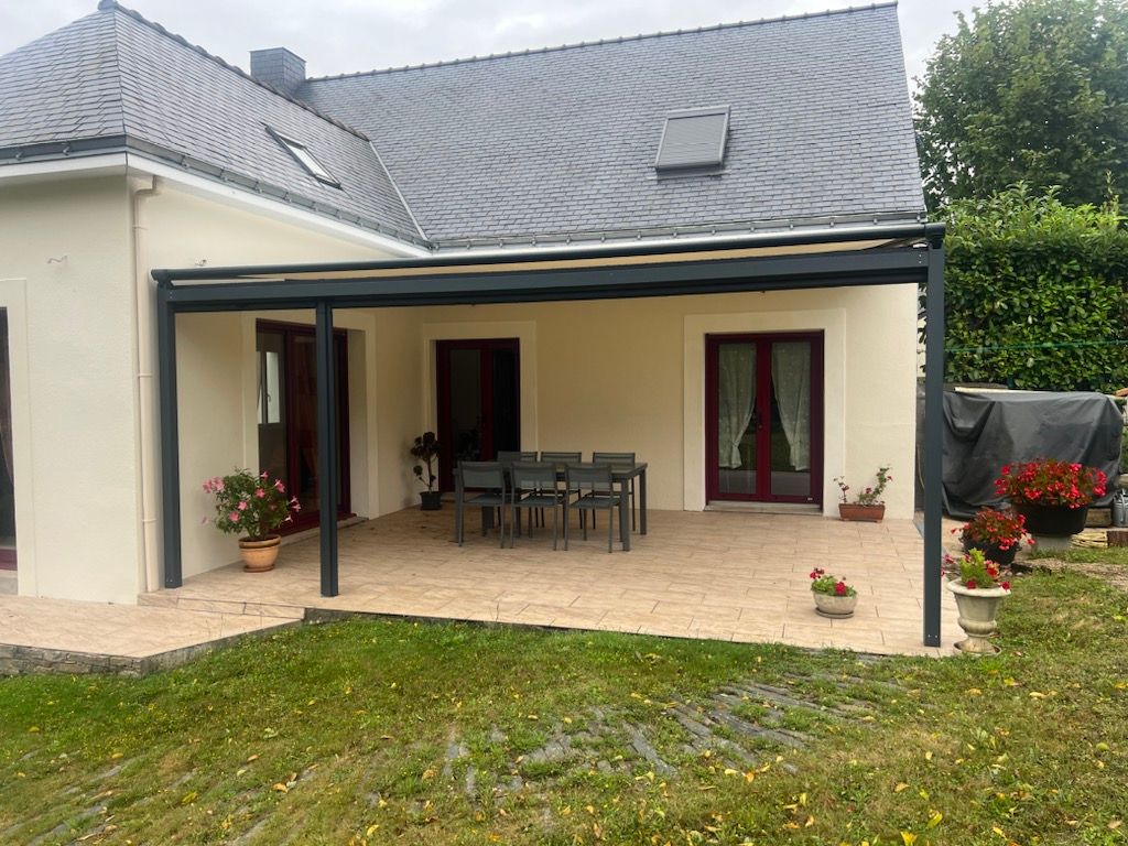 Pergola en aluminium avec toile étanche sur le dessus et 2 stores verticaux manuels type ZIPTRAK