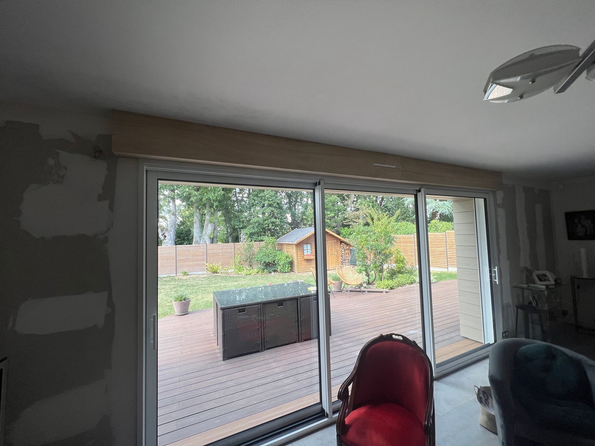 Volet roulant intégré dans coffre traditionnel isolé fabriqué sur mesure au dessus de la menuiserie