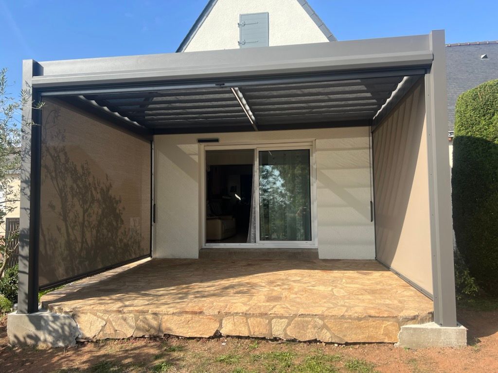 Pergola aluminium 2900 sablé avec 2 toiles vélum en toiture et 3 stores ZIPTRAK sur les côtés vue 1