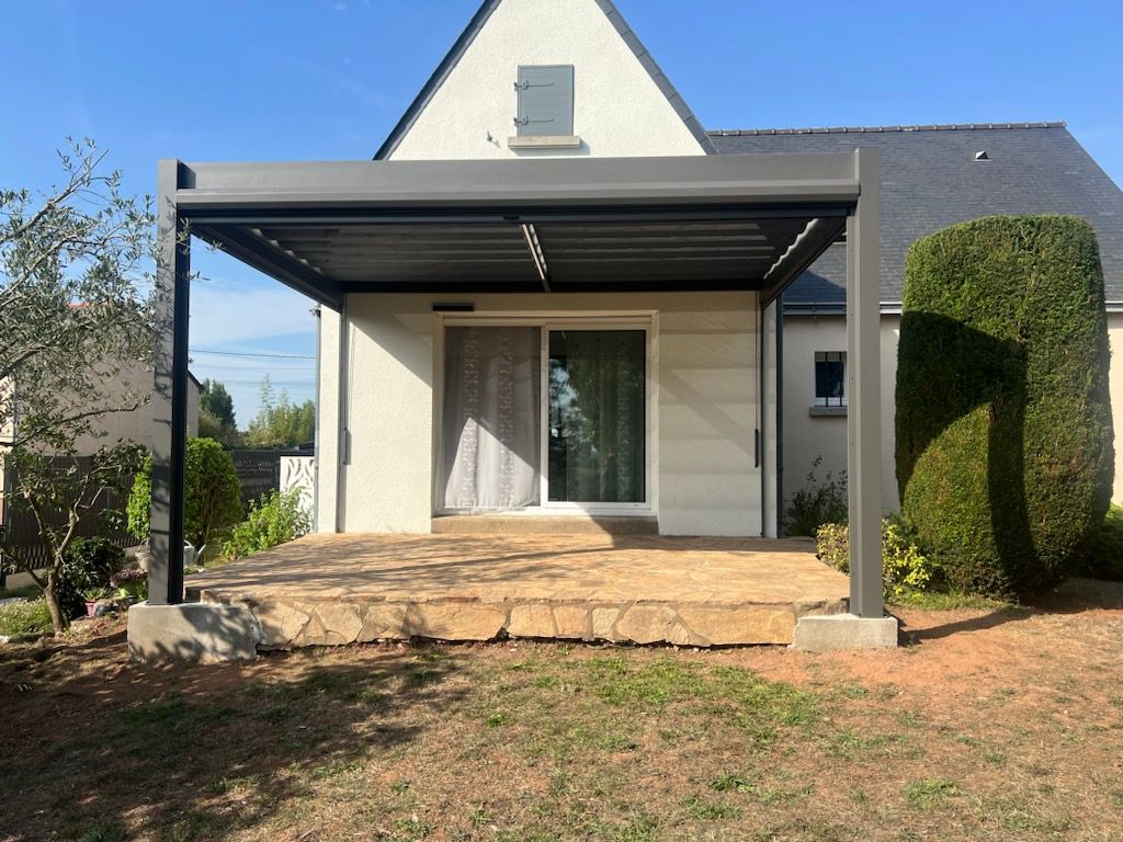 Pergola aluminium 2900 sablé avec 2 toiles vélum en toiture et 3 stores ZIPTRAK sur les côtés vue 2