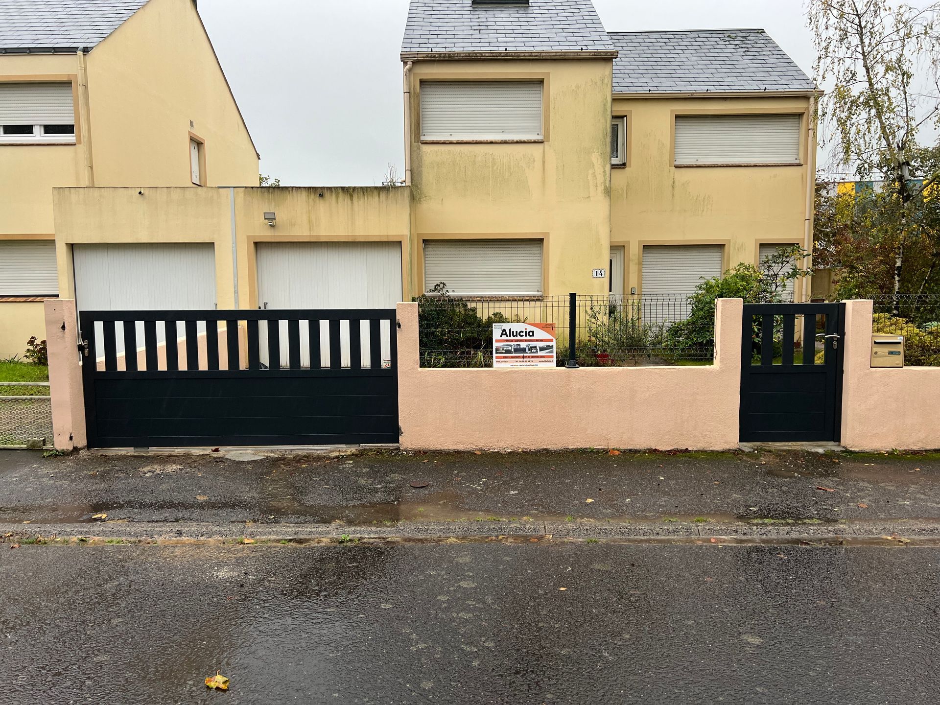 Portillon et Portail coulissant modèle avec soubassement plein, lames de 200 mm horizontales et barreaux espacés verticaux