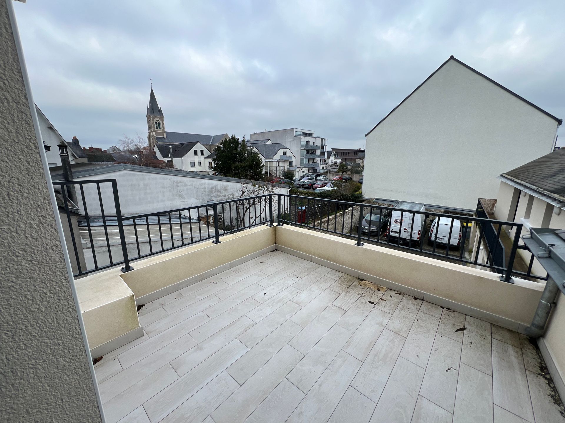 Garde-corps aluminium avec barreaux ronds verticaux soudés