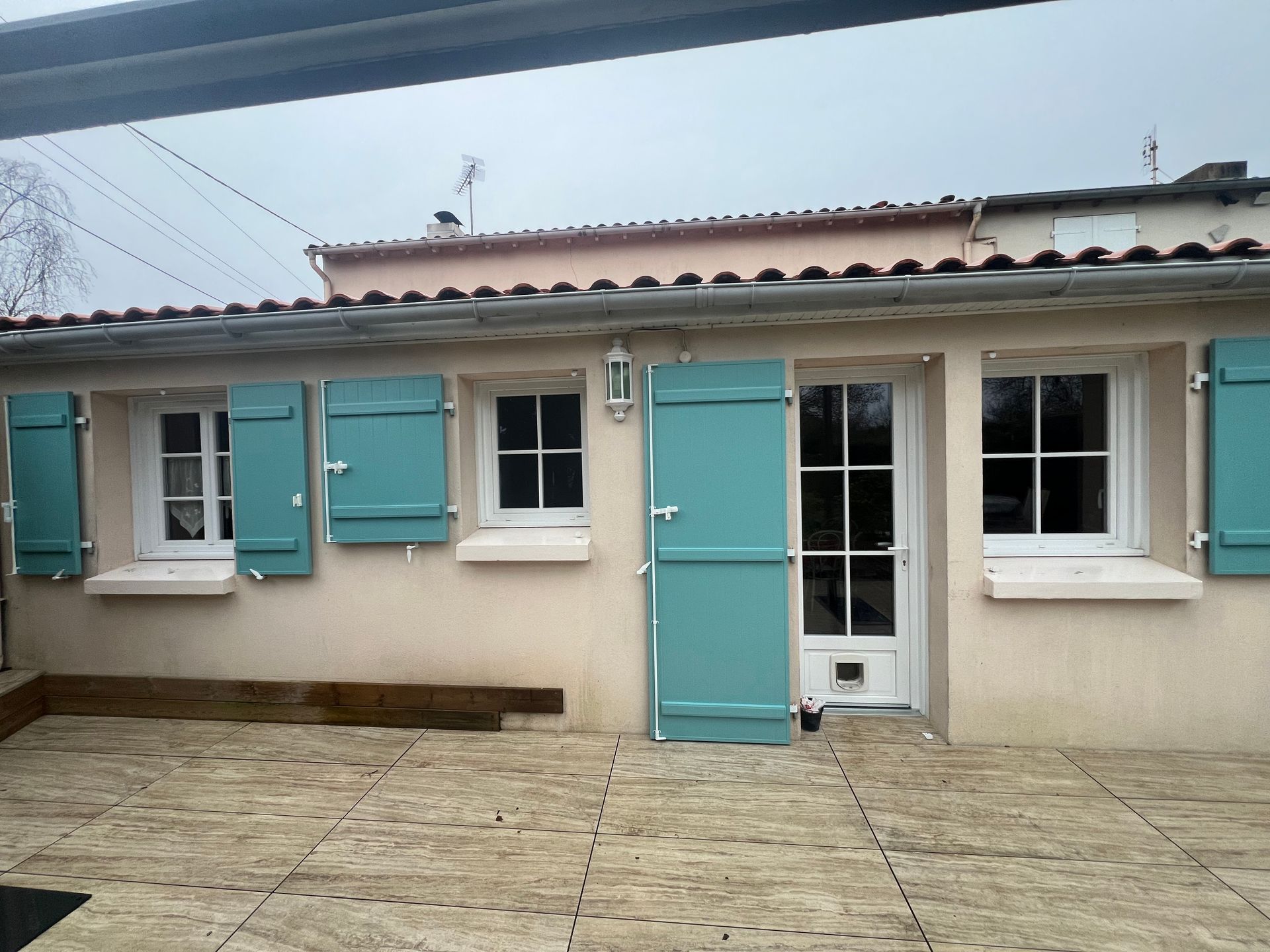 Volets battants aluminium isolés modèle avec barres