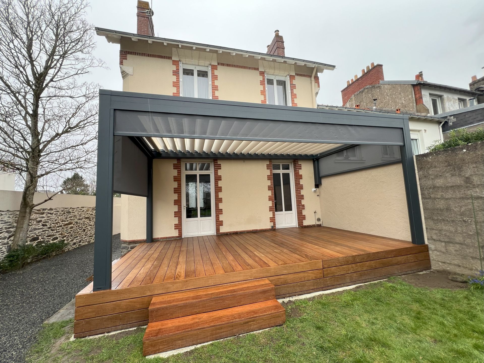 Pergola bioclimatique à lames orientables