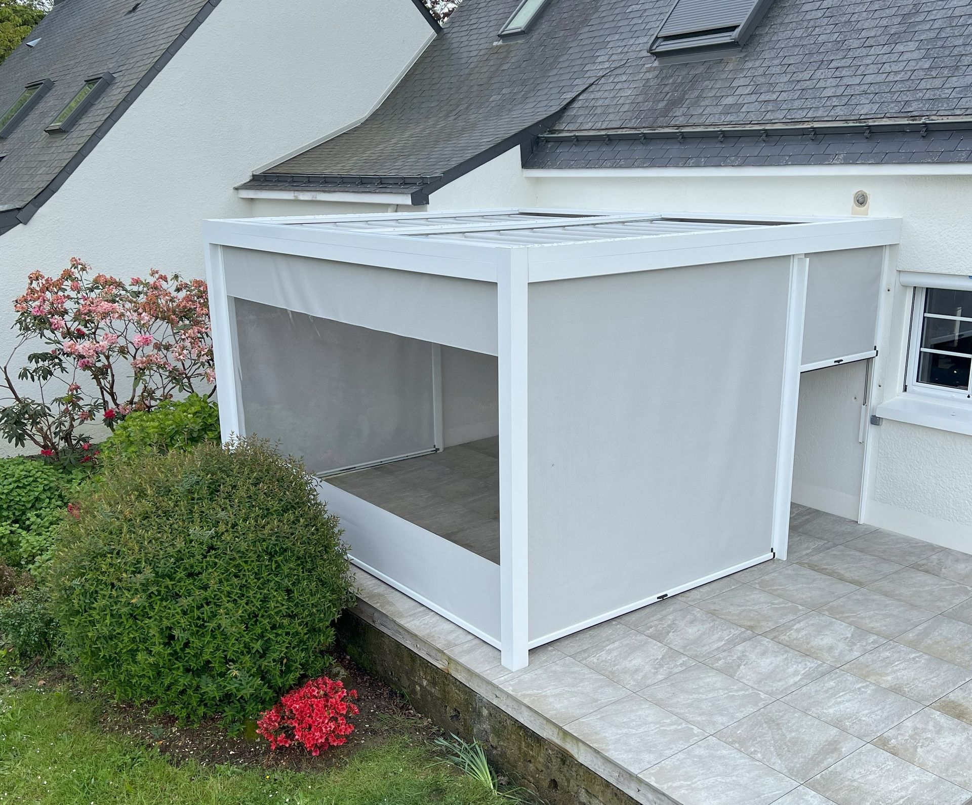 Pergola avec stores complètement