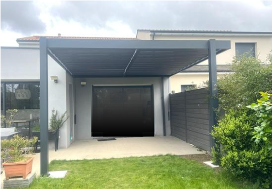 Pergola avec structure en aluminium avec ses 2 toiles vélum