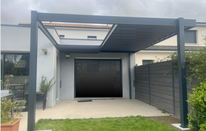 Pergola avec couverture à lames rétractables semi-ouvertes avec lames rétractéees